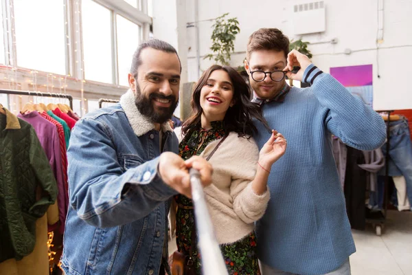 Amigos tomando selfie na loja de roupas vintage — Fotografia de Stock