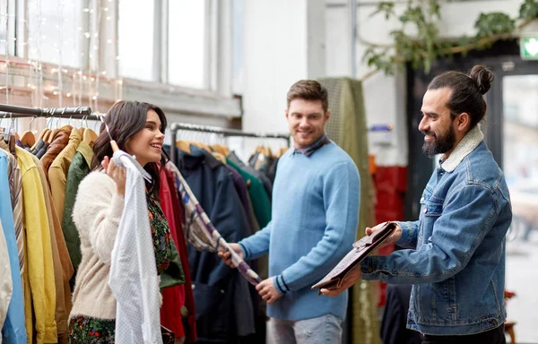 Vänner väljer kläder till vintage klädbutik — Stockfoto