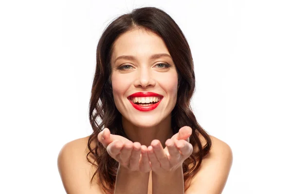 Gyönyörű, fiatal nő, piros rúzs mosolyogva — Stock Fotó