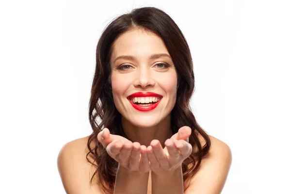 Mooie jonge vrouw met rode lippenstift glimlachen — Stockfoto