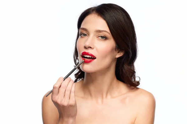 Красивая женщина с макияжем кисть для помады — стоковое фото
