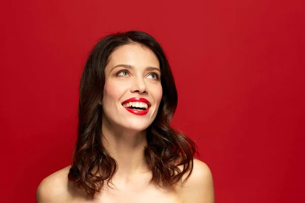 Bella giovane donna sorridente con rossetto rosso — Foto Stock