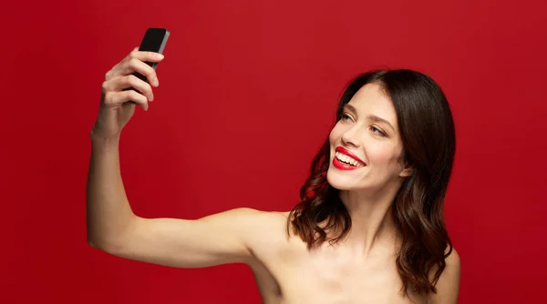 Beautiful woman taking selfie with smartphone — Stock Photo, Image