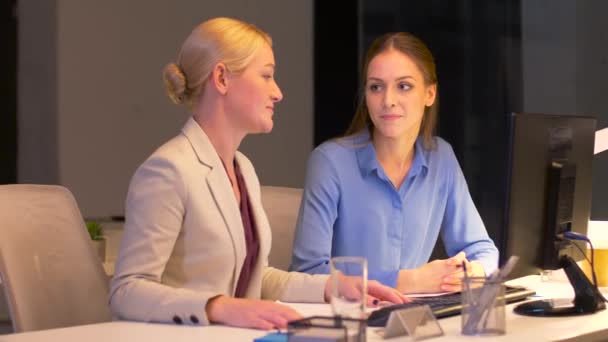 Mujeres de negocios con computadora trabajando hasta tarde en la oficina — Vídeos de Stock