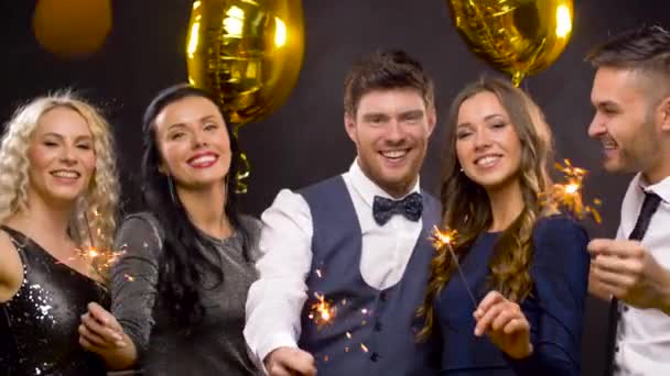 Amigos felizes com sparklers na festa de Natal — Vídeo de Stock