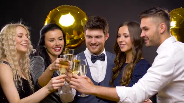 Glada vänner spottar champagneglas på fest — Stockvideo