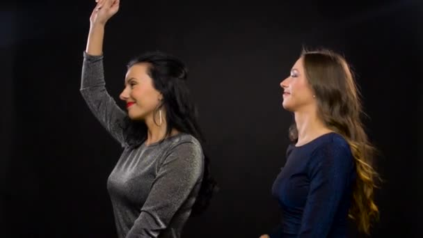 Mulheres felizes dançando na festa ou discoteca — Vídeo de Stock