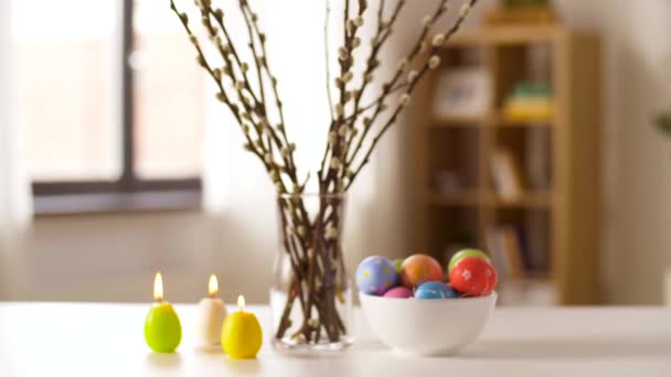 Uova di Pasqua, salice e candele che bruciano a casa — Video Stock