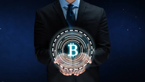 Κοντινό πλάνο του επιχειρηματία με bitcoin ολόγραμμα — Φωτογραφία Αρχείου