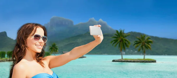 Frau macht Selfie mit dem Smartphone auf Bora Bora — Stockfoto