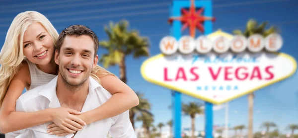 Couple dans les nuances sur las vegas signe à l'été — Photo