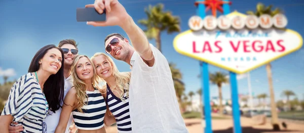 Amis voyageant à las vegas et prenant selfie — Photo