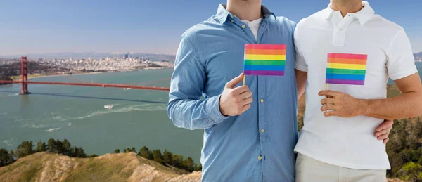 Чоловіки з прапорами гомосексуальної гордості над золотим мостом воріт — стокове фото