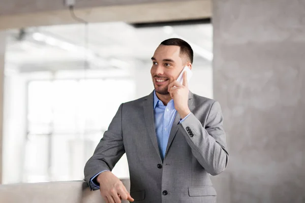 Geschäftsmann telefoniert im Büro mit Smartphone — Stockfoto