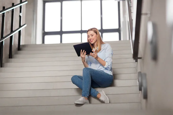 Mulher ou estudante com tablet pc sentado em escadas — Fotografia de Stock
