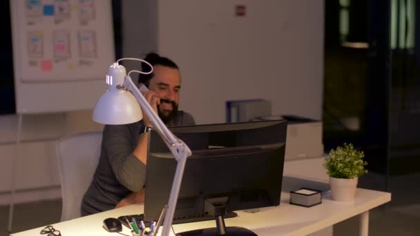 Equipo creativo con ordenadores trabajando en la oficina — Vídeo de stock