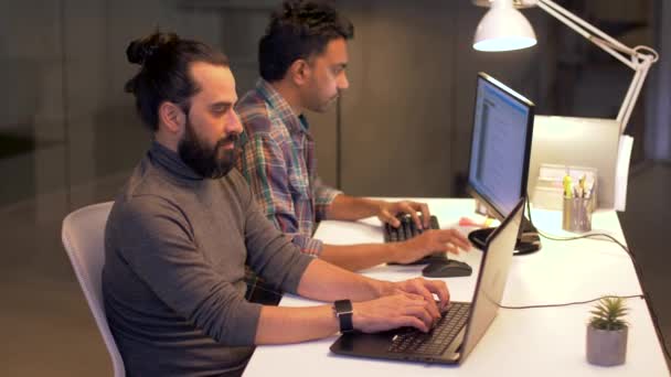 Programadores con computadoras trabajando hasta tarde en la oficina — Vídeos de Stock