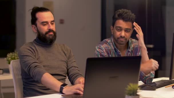 Equipe criativa com computador trabalhando até tarde no escritório — Vídeo de Stock