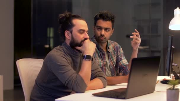 Kreativ-Team mit Computer arbeitet spät im Büro — Stockvideo