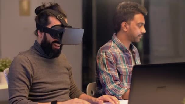 Creative man in virtual reality headset at office — Stock Video