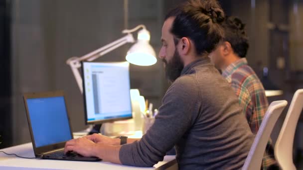 Programadores con computadoras trabajando hasta tarde en la oficina — Vídeos de Stock