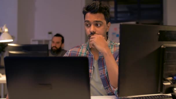 Hombre creativo con el ordenador portátil que trabaja en la oficina de noche — Vídeo de stock