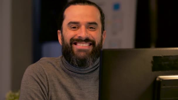 Креативний чоловік з комп'ютером в нічному офісі — стокове відео