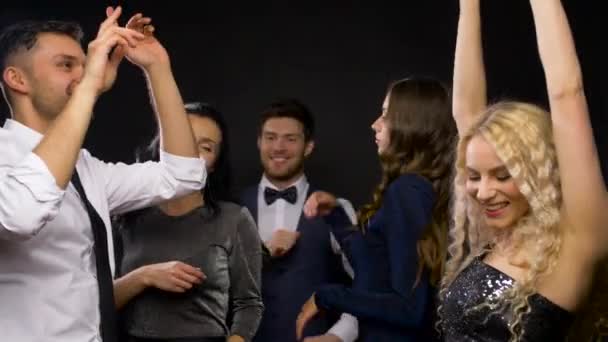 Amigos felices bailando en la fiesta o discoteca — Vídeo de stock