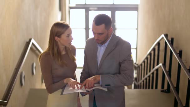 Mujer de negocios y hombre de negocios discutir carpeta — Vídeos de Stock