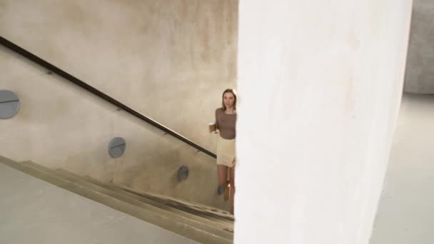 Man and woman with coffee at office stairs — Stock Video