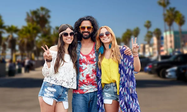 Hippie přátel ukazuje míru na venice beach v la — Stock fotografie