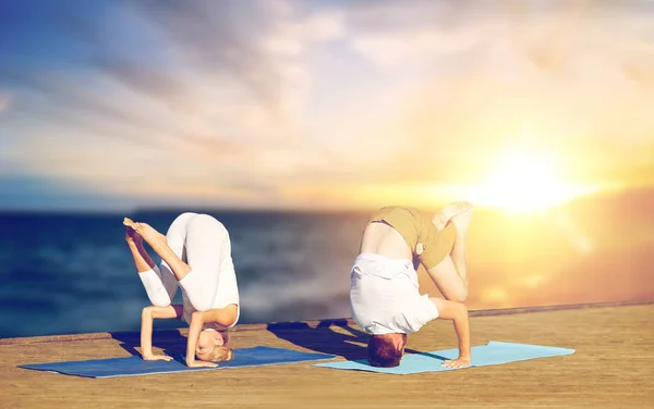 Yoga başı açık havada yapıyor Çift — Stok fotoğraf