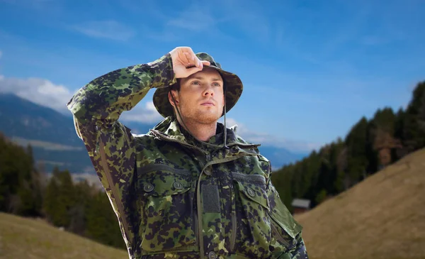 Mladý voják v vojenská uniforma venku — Stock fotografie