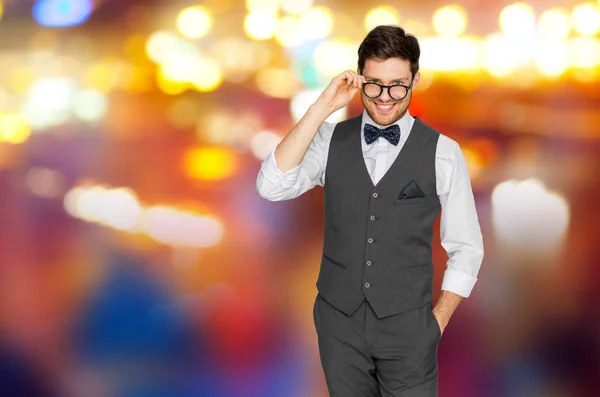 Mann im Anzug mit Brille über nächtlicher Stadtbeleuchtung — Stockfoto