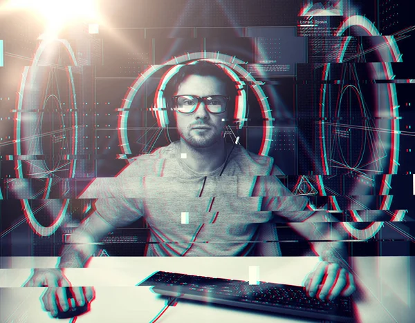 Homem em headset com projeções virtuais de computador — Fotografia de Stock