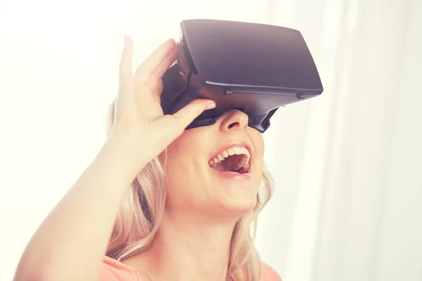 Vrouw in virtual reality headset of 3D bril — Stockfoto