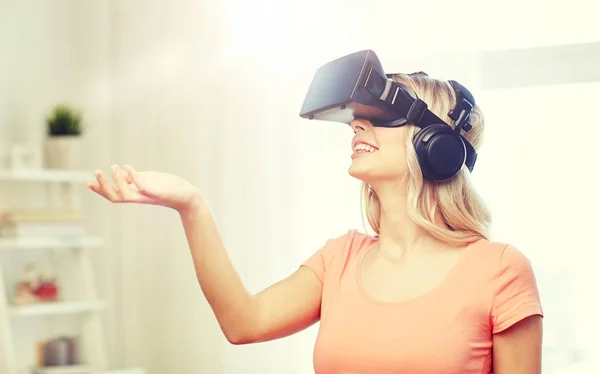 Женщина в гарнитуре виртуальной реальности или 3D очках — стоковое фото