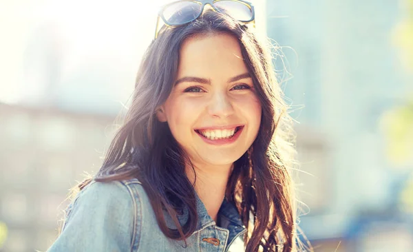 Happy smiling young woman on summer city street — Stock Photo, Image