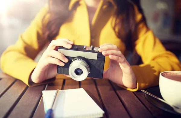 Detailní záběr ženy s kamerou na city café — Stock fotografie