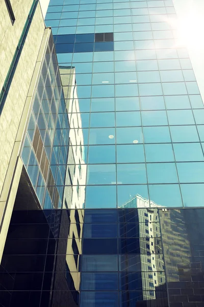 Close-up de edifício de escritórios ou arranha-céus e céu — Fotografia de Stock