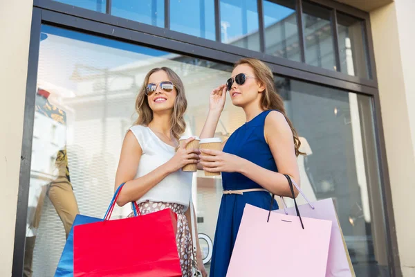 Ευτυχισμένες γυναίκες με τσάντες για ψώνια και καφέ στο ύπαιθρο — Φωτογραφία Αρχείου