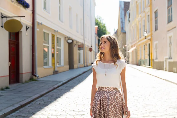 Mulher feliz com sacos de compras na rua da cidade — Fotografia de Stock