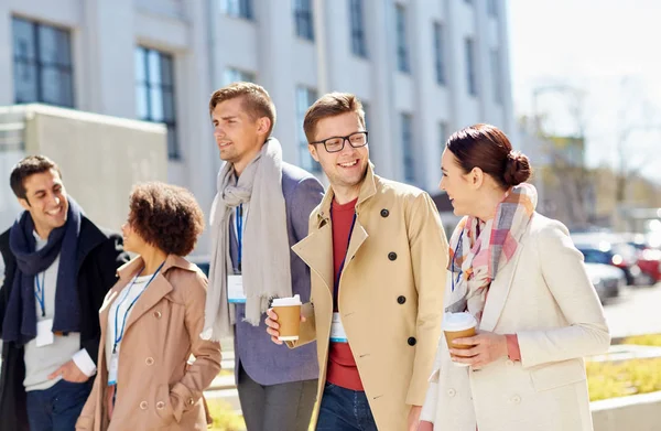 Office workers with coffee on city street — Stock Photo, Image