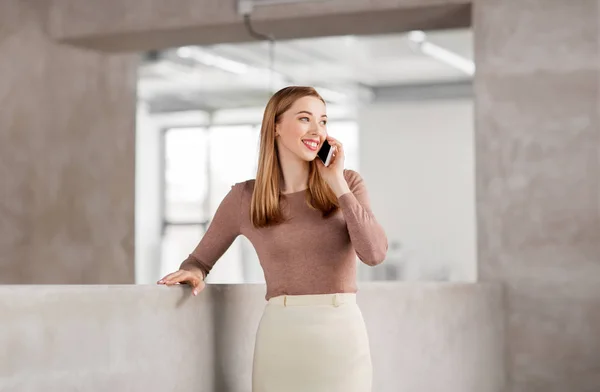 Mujer de negocios llamando en el teléfono inteligente en la oficina — Foto de Stock