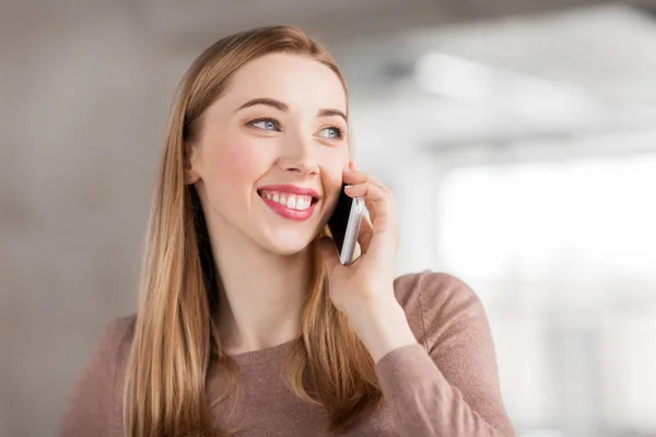 Geschäftsfrau telefoniert im Büro mit Smartphone — Stockfoto