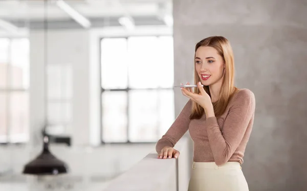 Vrouw met behulp van Spraakrecorder op smartphone op kantoor — Stockfoto