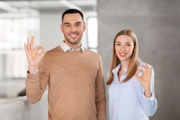 Mujer de negocios y hombre de negocios mostrando bien en la oficina — Foto de Stock