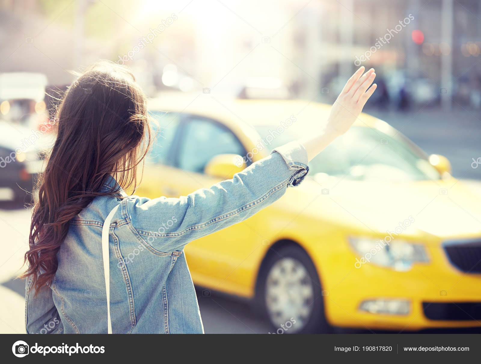 садится в такси. Catch a taxi. мужчина ловит такси. такси арт. красивая девушка ловит такси.