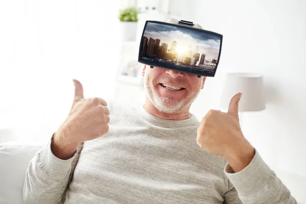 Viejo hombre en realidad virtual auriculares muestra pulgares hacia arriba —  Fotos de Stock