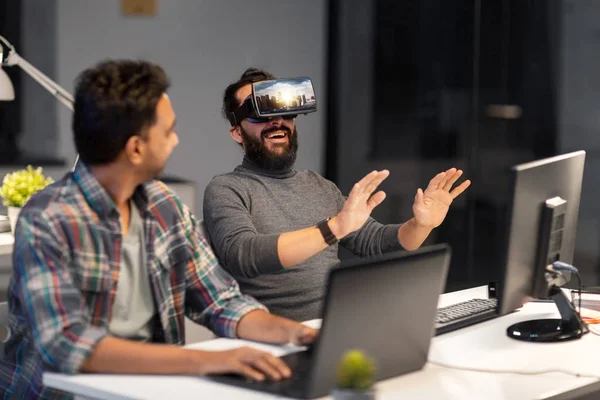 Προγραμματιστές με σετ κεφαλής εικονικής πραγματικότητας στο γραφείο — Φωτογραφία Αρχείου